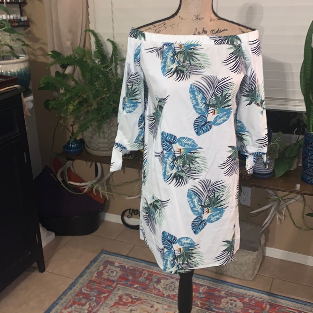 Cute vacation dress! Size medium.